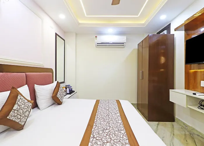 Hotel Samrat Residency 10 Mints Walking Distance Nizamuddin Railway Station