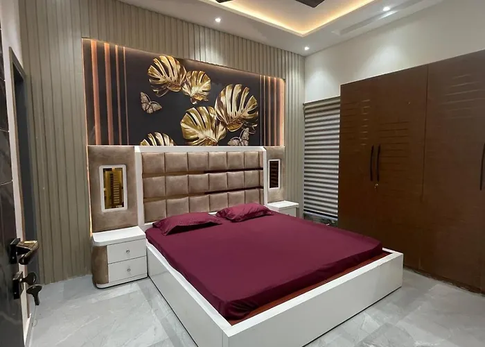 Amazing 3Bhk Home Near Airport With Jacuzzi & Private Pool In Punjabi Bagh