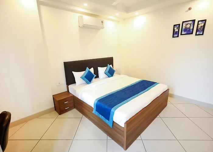 Fabhotel La Paz Stay B&B