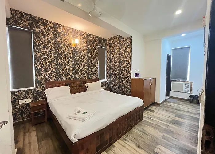 Saket Suites- Near Max Hospital