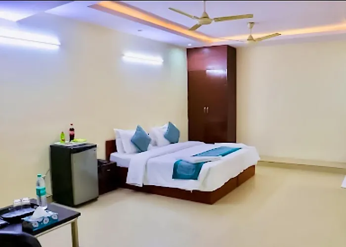 Hotel Happy Residency - Near Saket Metro