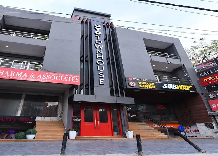 Townhouse Rudra Inn Near Chhatarpur Metro Station