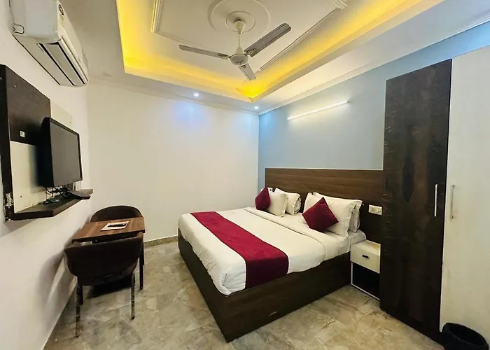 Hotel S R Palace - Free Airport Drop For Minimum 05 Nights Stay - 5 Mins From Igi & Domestic Airport Delhi
