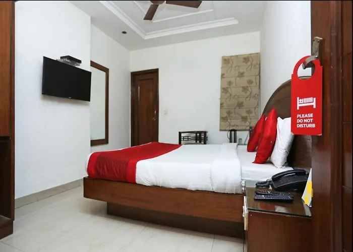 Hotel Spot House - Walking The Rk Ashram Metro Station