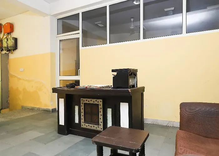 Oyo 28126 Charanpahari Hotel