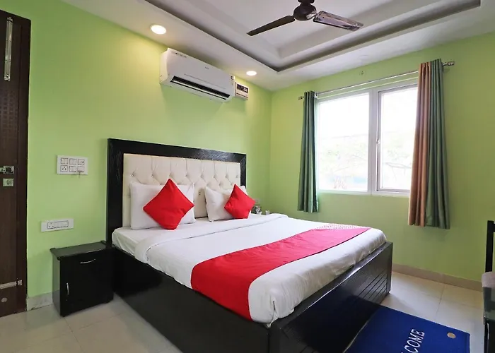 Oyo Mannat Residency Near Rohini Sector 18 Metro Station