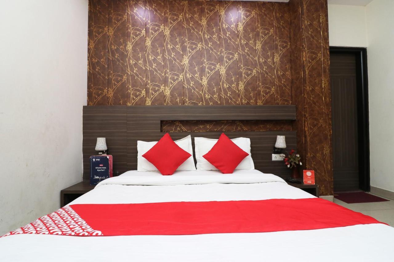 Oyo 18753 Glance 3* New Delhi