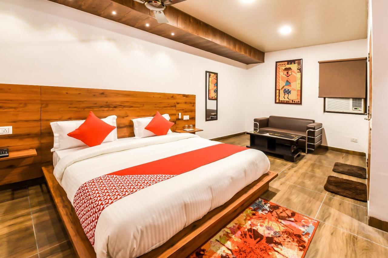 Capital O 19133 Oak Tree New Delhi