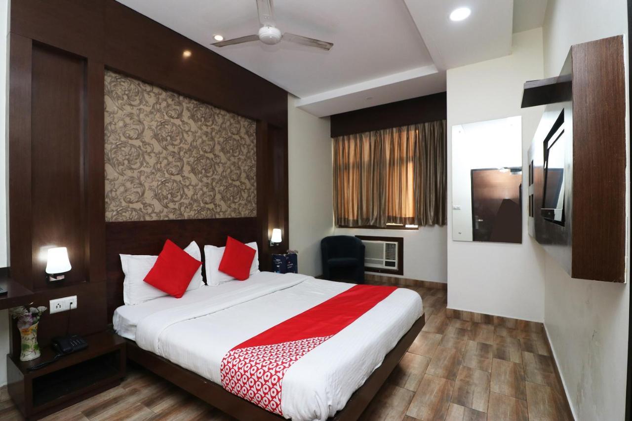 Oyo 18753 Glance Hotel 3*