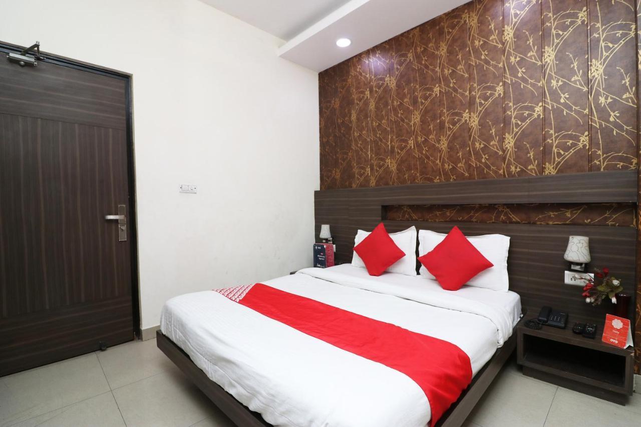 Oyo 18753 Glance Hotel
