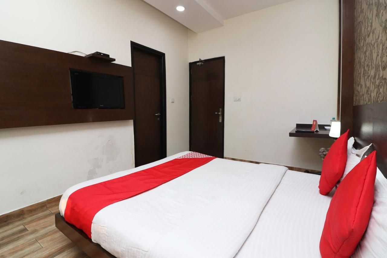 Oyo 18753 Glance Hotel 3*
