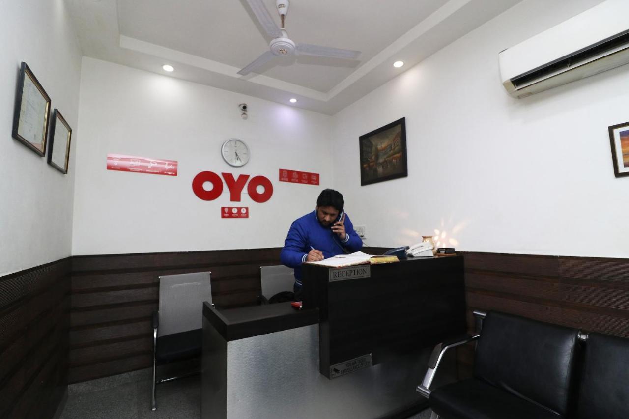 Oyo 18753 Glance Hotel New Delhi