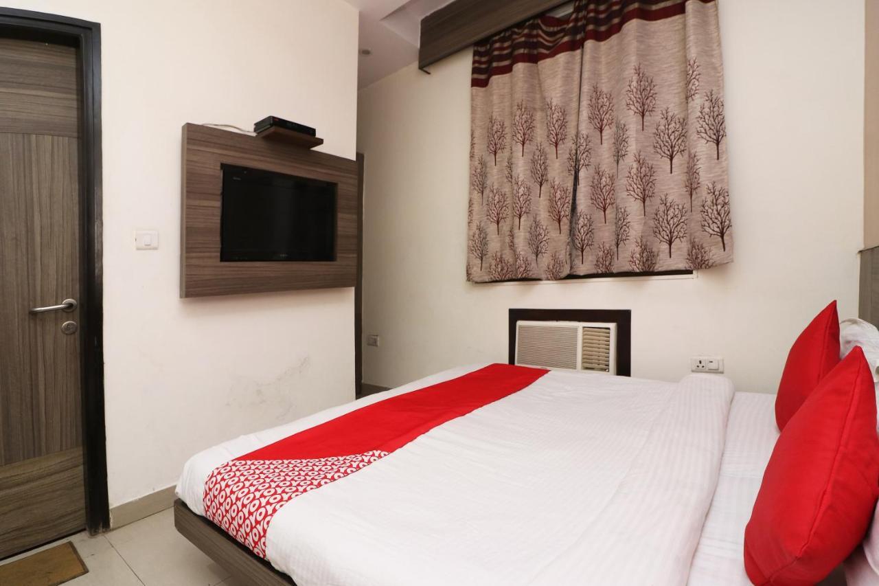 Oyo 18753 Glance 3* New Delhi
