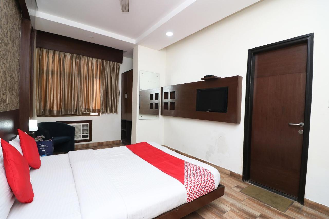 Oyo 18753 Glance Hotel New Delhi