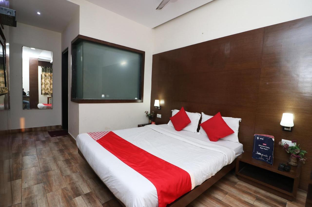 Oyo 18753 Glance New Delhi