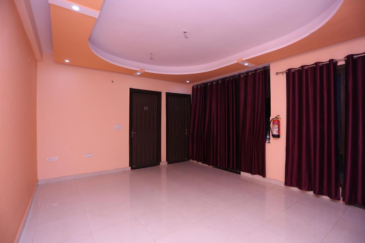 Hotel Oyo 28172 Golden Palace 3*