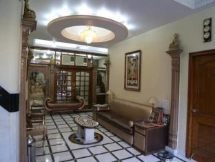 Bajaj Indian Homestay *