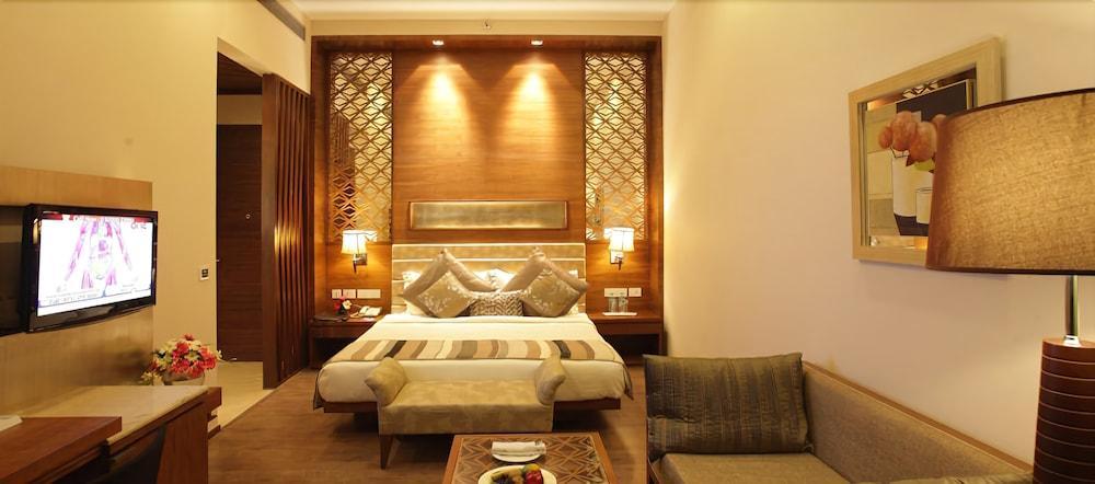 Hotel Oodles 4*