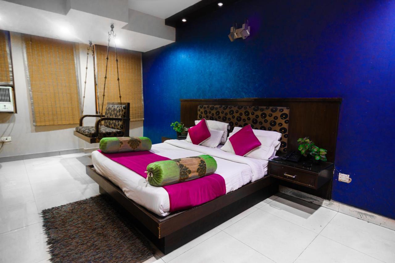 Shivdev International, Near Railway Station Hotel 3*