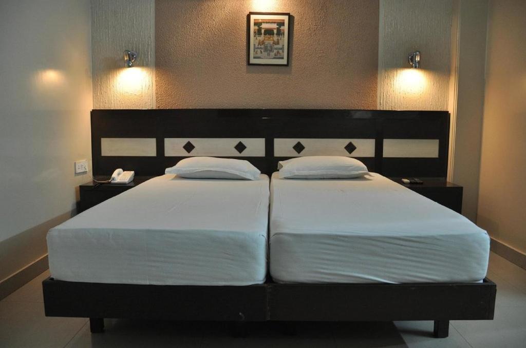 Hotel The Tourist - 1 Min From Railway Station