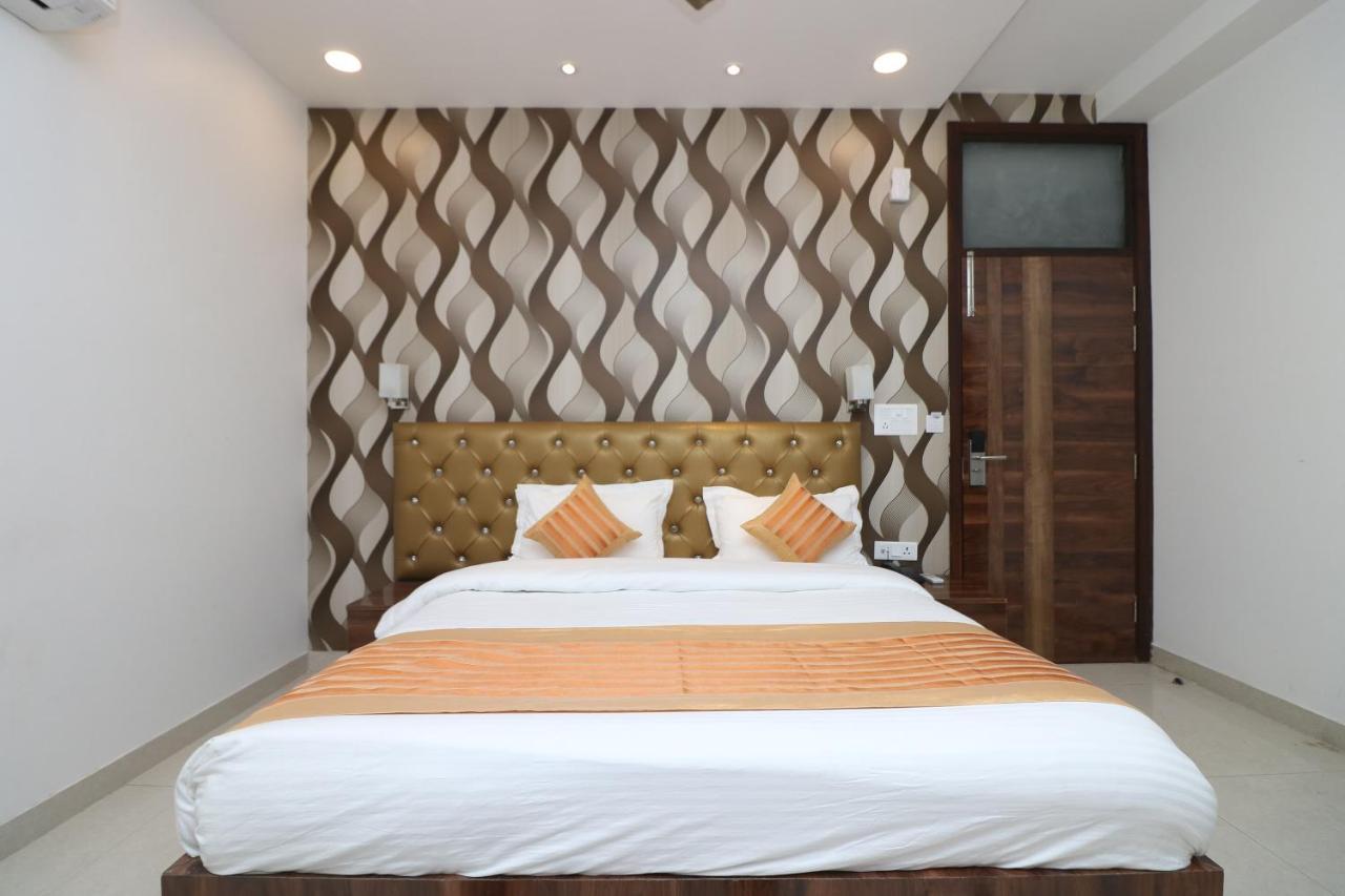 Oyo 9999 La Wisteria Hotel Delhi (National Capital Territory of India)