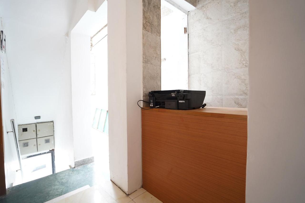 Oyo Sunroof Residency Near Dlf Avenue Saket 3*
