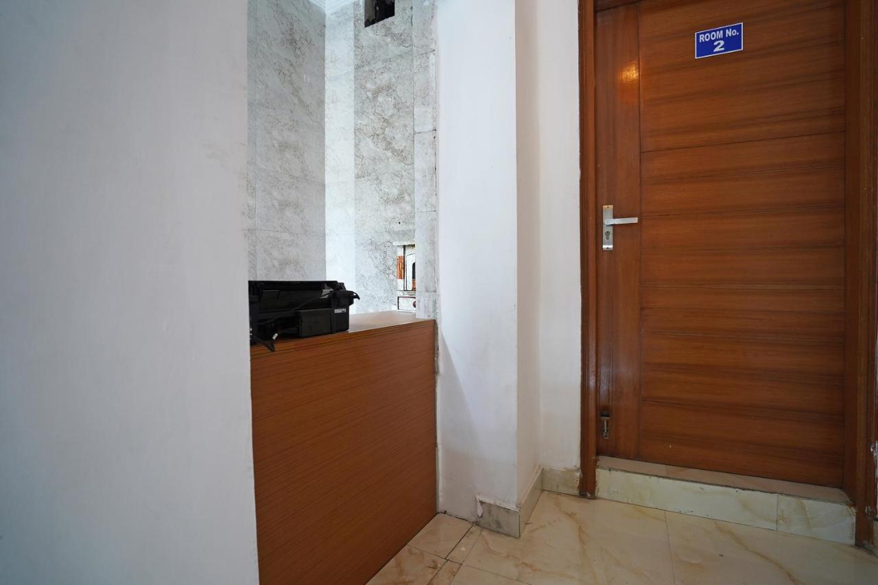 Oyo Sunroof Residency Near Dlf Avenue Saket