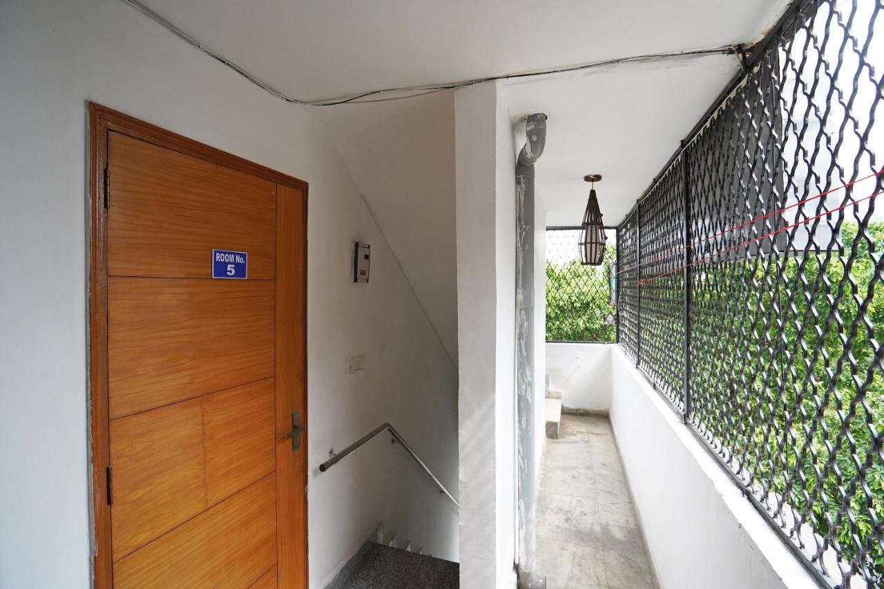 Oyo Sunroof Residency Near Dlf Avenue Saket 3*