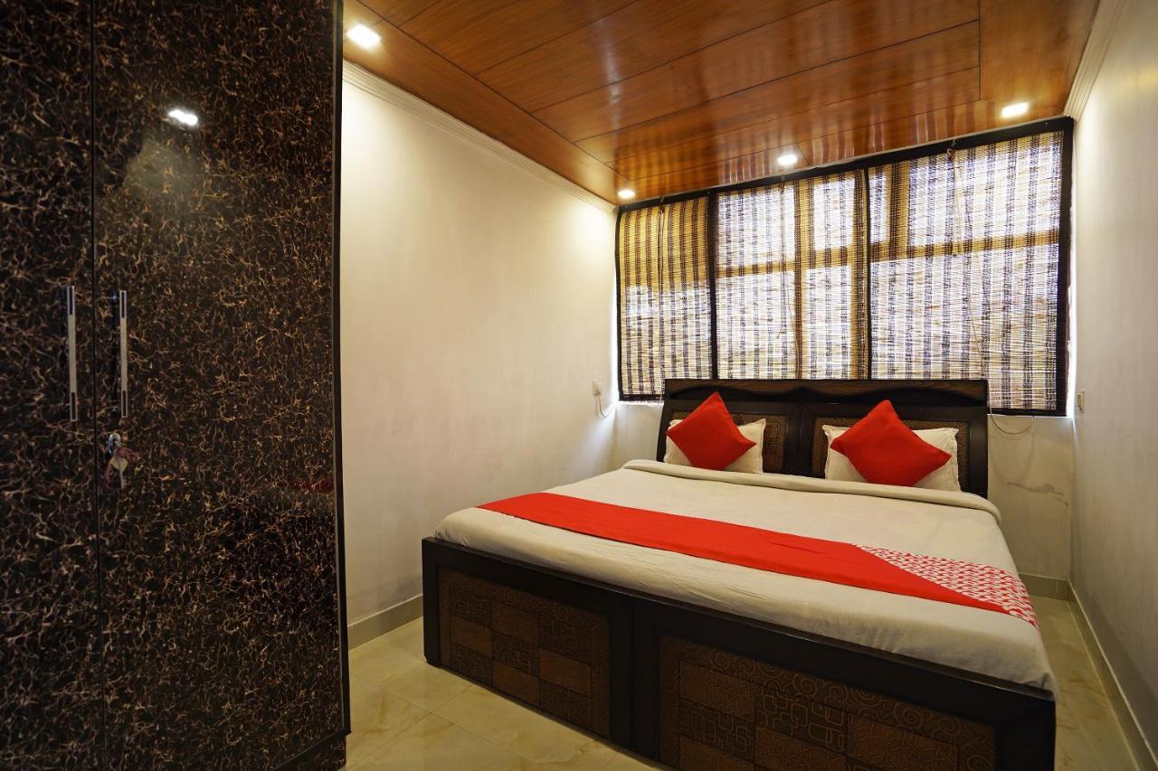 Hotel Oyo Sunroof Residency Near Dlf Avenue Saket 3*
