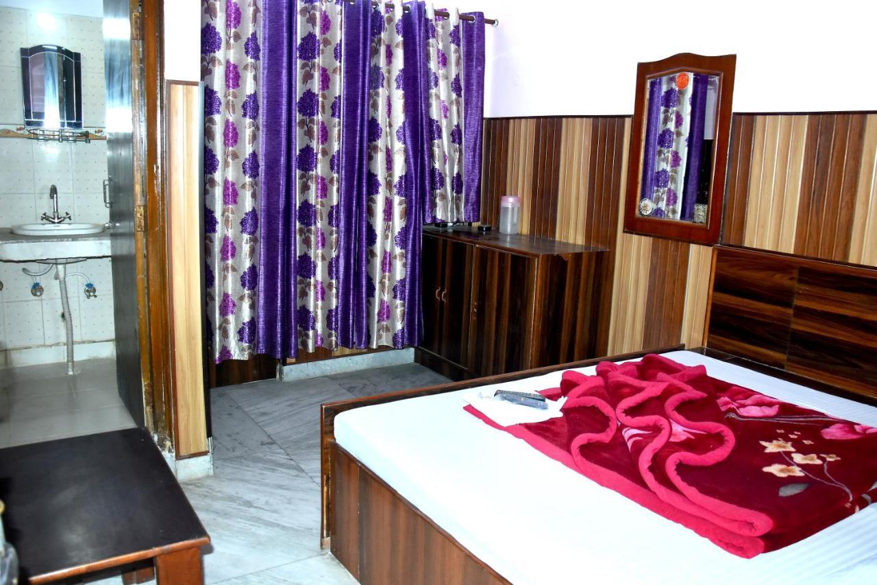 S R Palace Guest house New Delhi