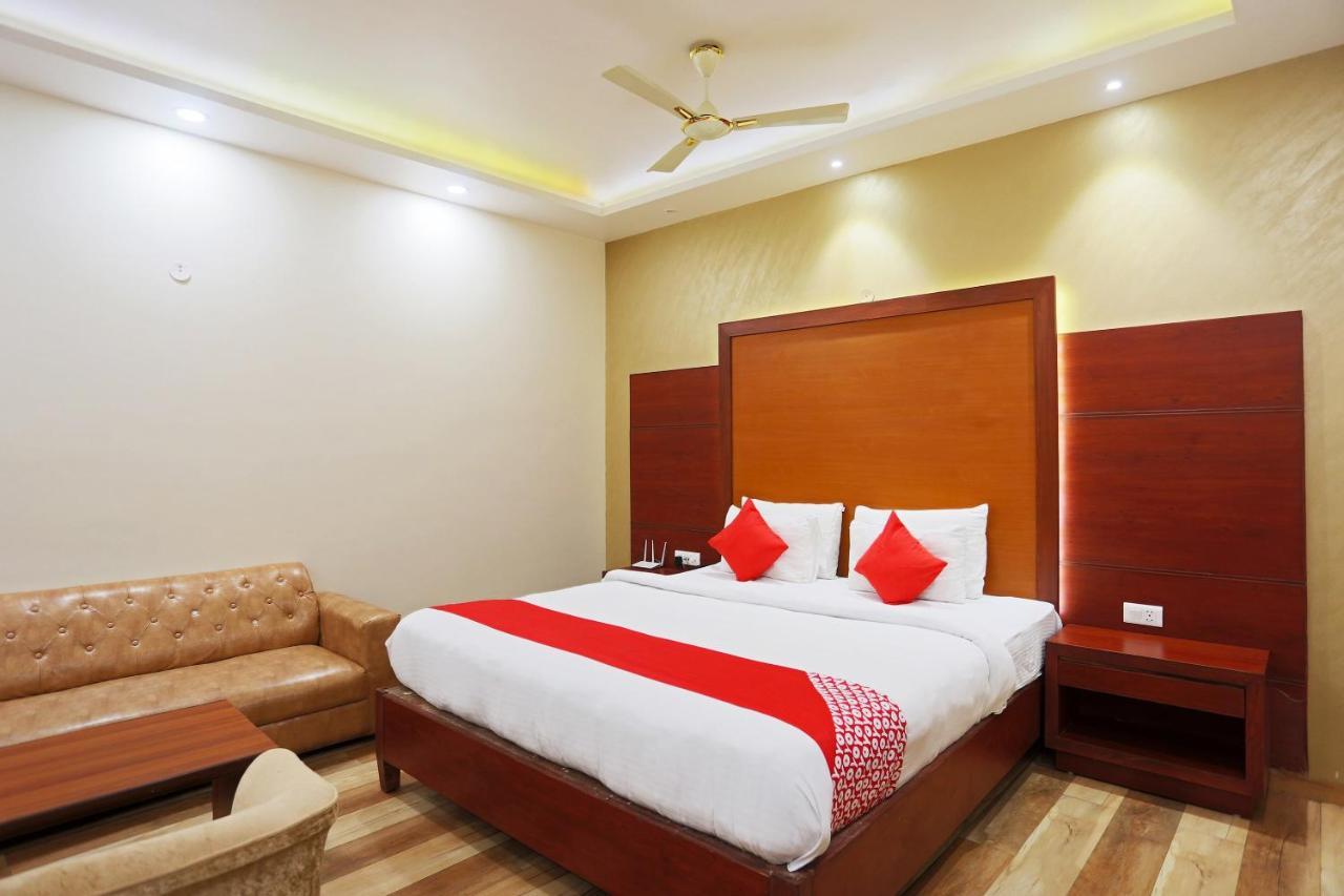 Hotel Capital O Green Palms Near Jhilmil Metro Station 3*