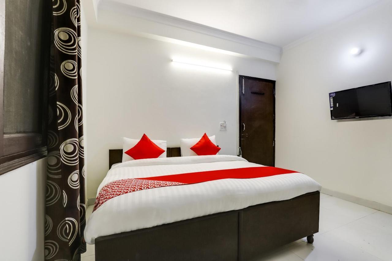 Oyo Flagship 61086 Shri Ram Residency