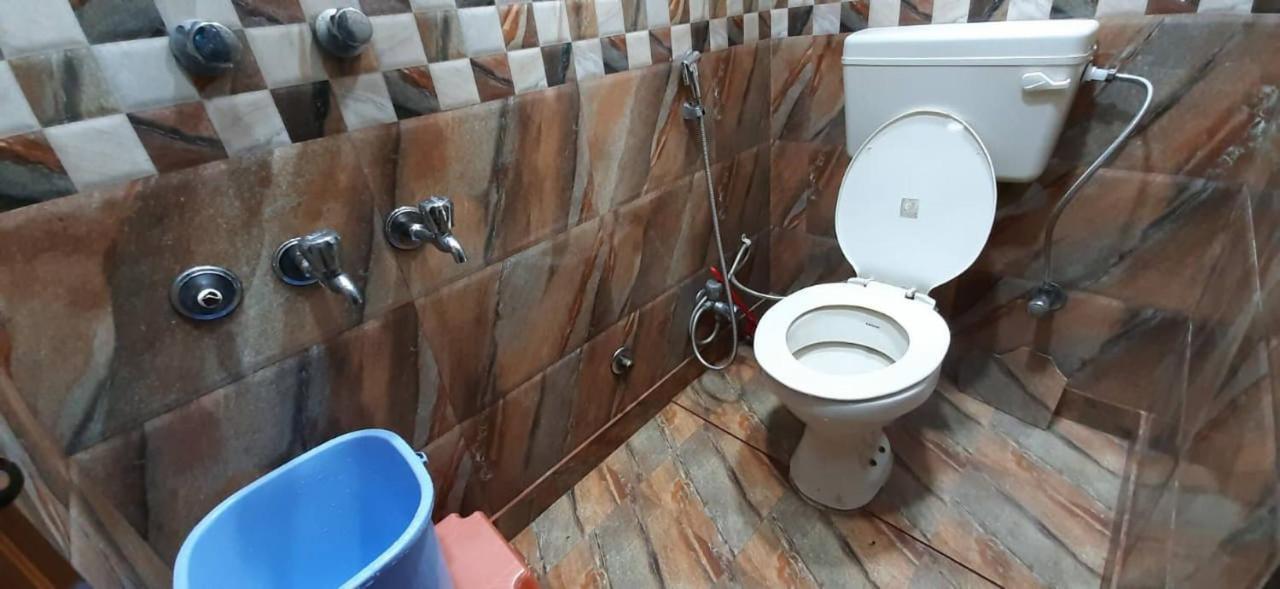 In Guest - Posh Foreigners Place,couples Allowed Lajpat Nagar