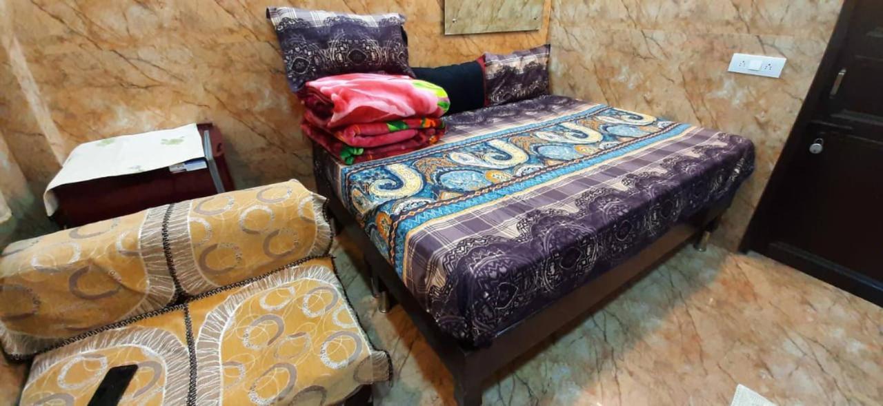 In Guest - Posh Foreigners Place,couples Allowed Lajpat Nagar *