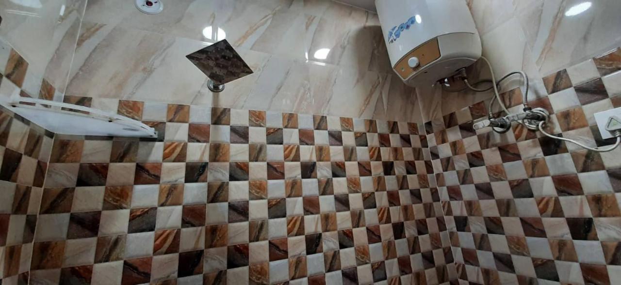 In Guest - Posh Foreigners Place,couples Allowed Lajpat Nagar Guest house *