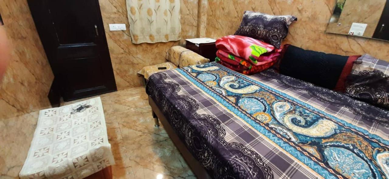 In Guest - Posh Foreigners Place,couples Allowed Lajpat Nagar Guest house *
