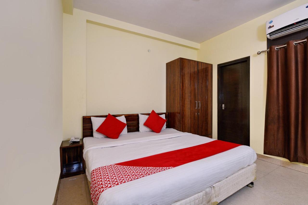 Hotel Oyo 4930 Em Residency 3*