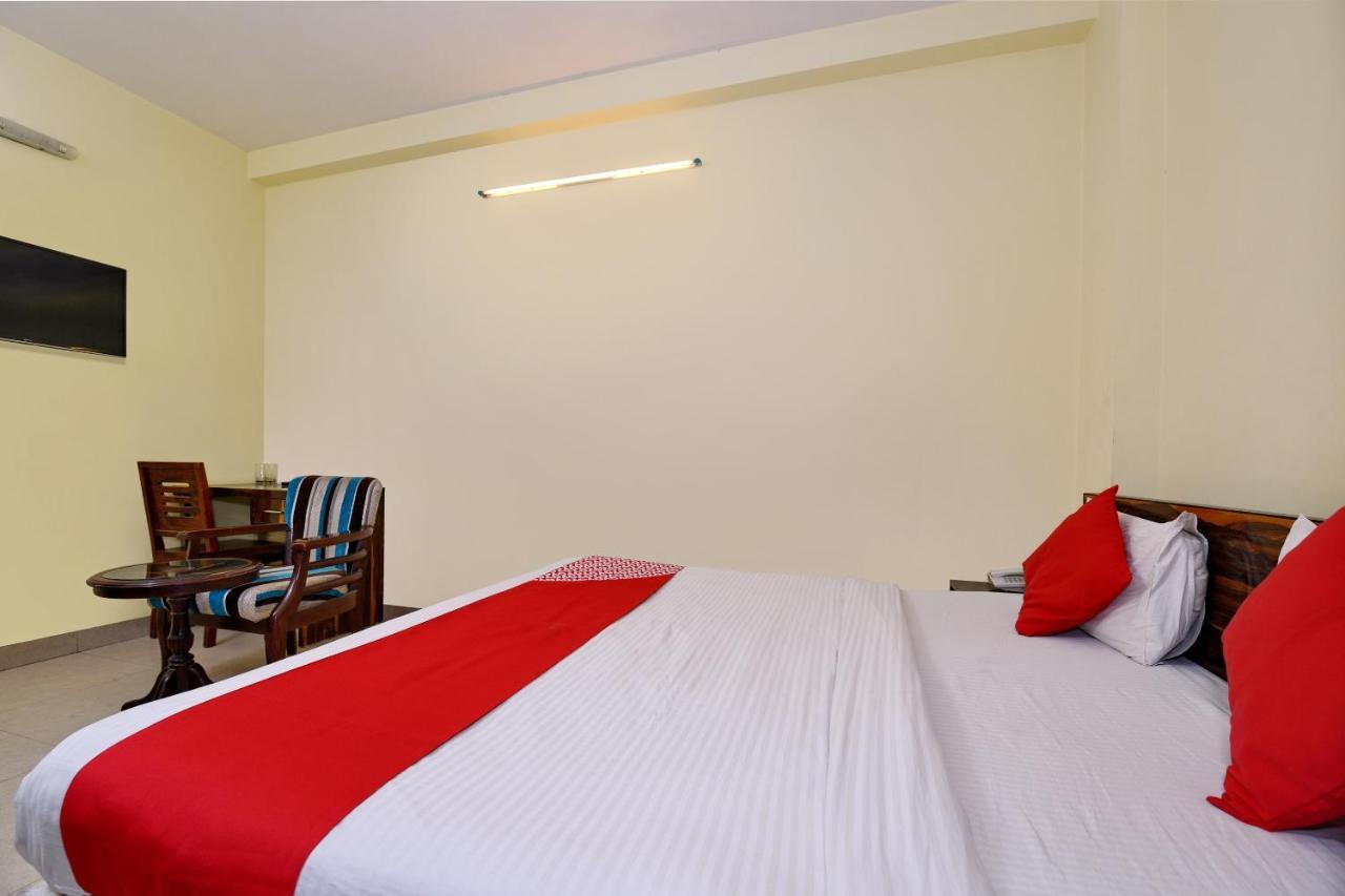 Oyo 4930 Em Residency Hotel