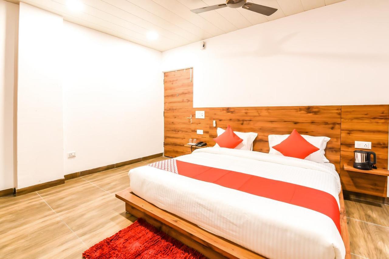 Capital O 19133 Oak Tree Hotel 3*