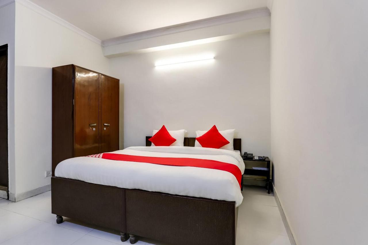 Oyo Flagship 61086 Shri Ram Residency