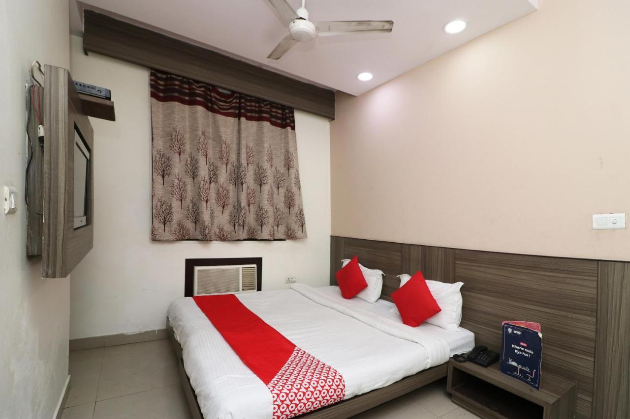 Oyo 18753 Glance Hotel