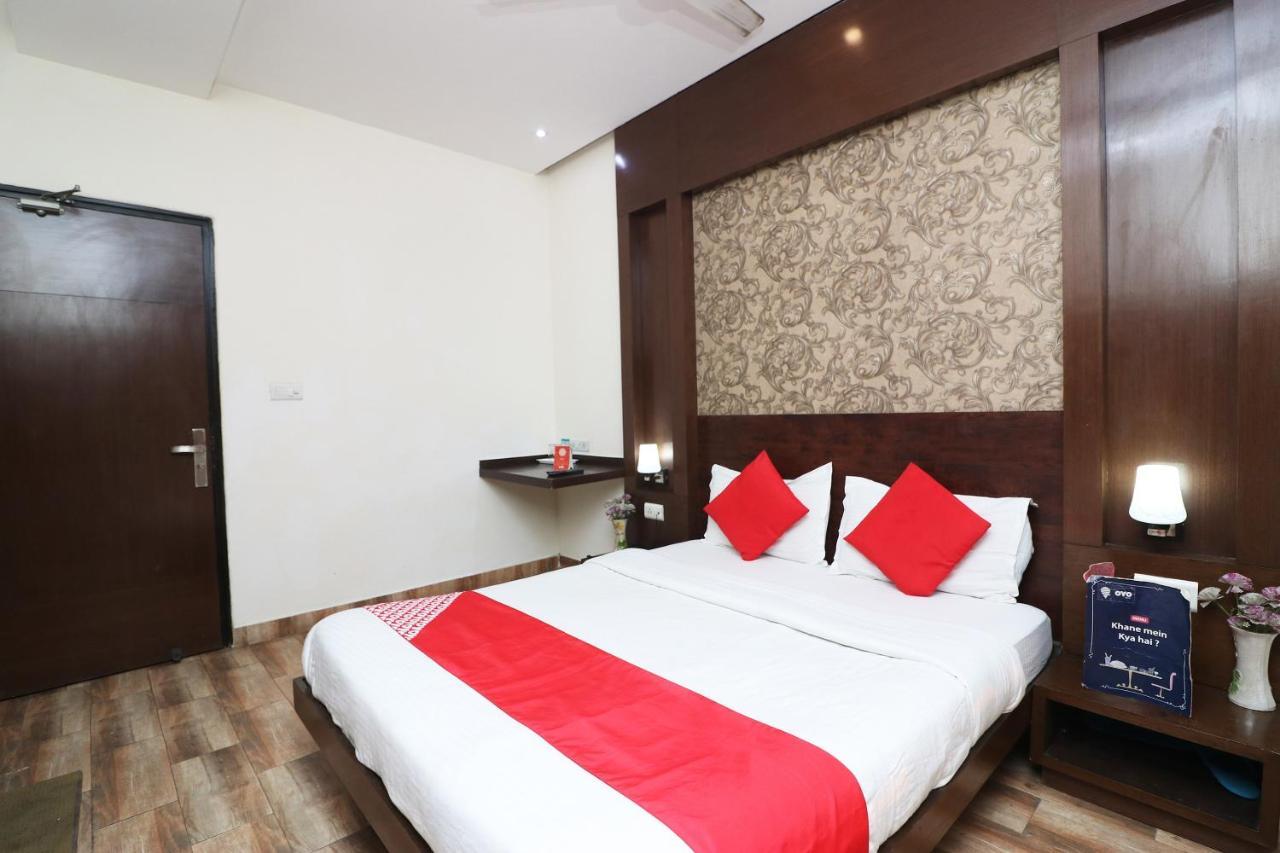 Oyo 18753 Glance 3* New Delhi