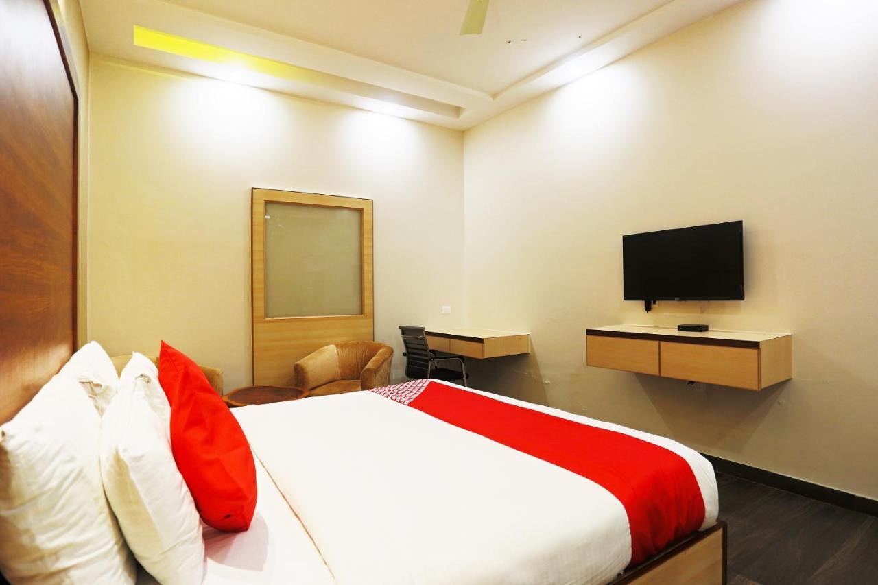 Hotel Capital O Green Palms Near Jhilmil Metro Station