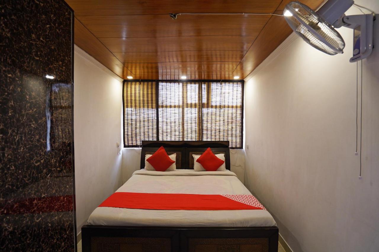 Hotel Oyo Sunroof Residency Near Dlf Avenue Saket 3*