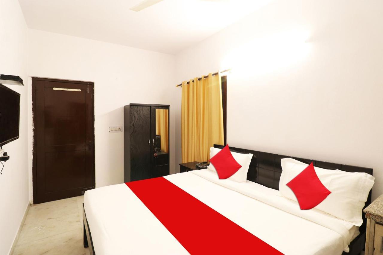 Hotel Oyo Diamond Near Lotus Temple 3*