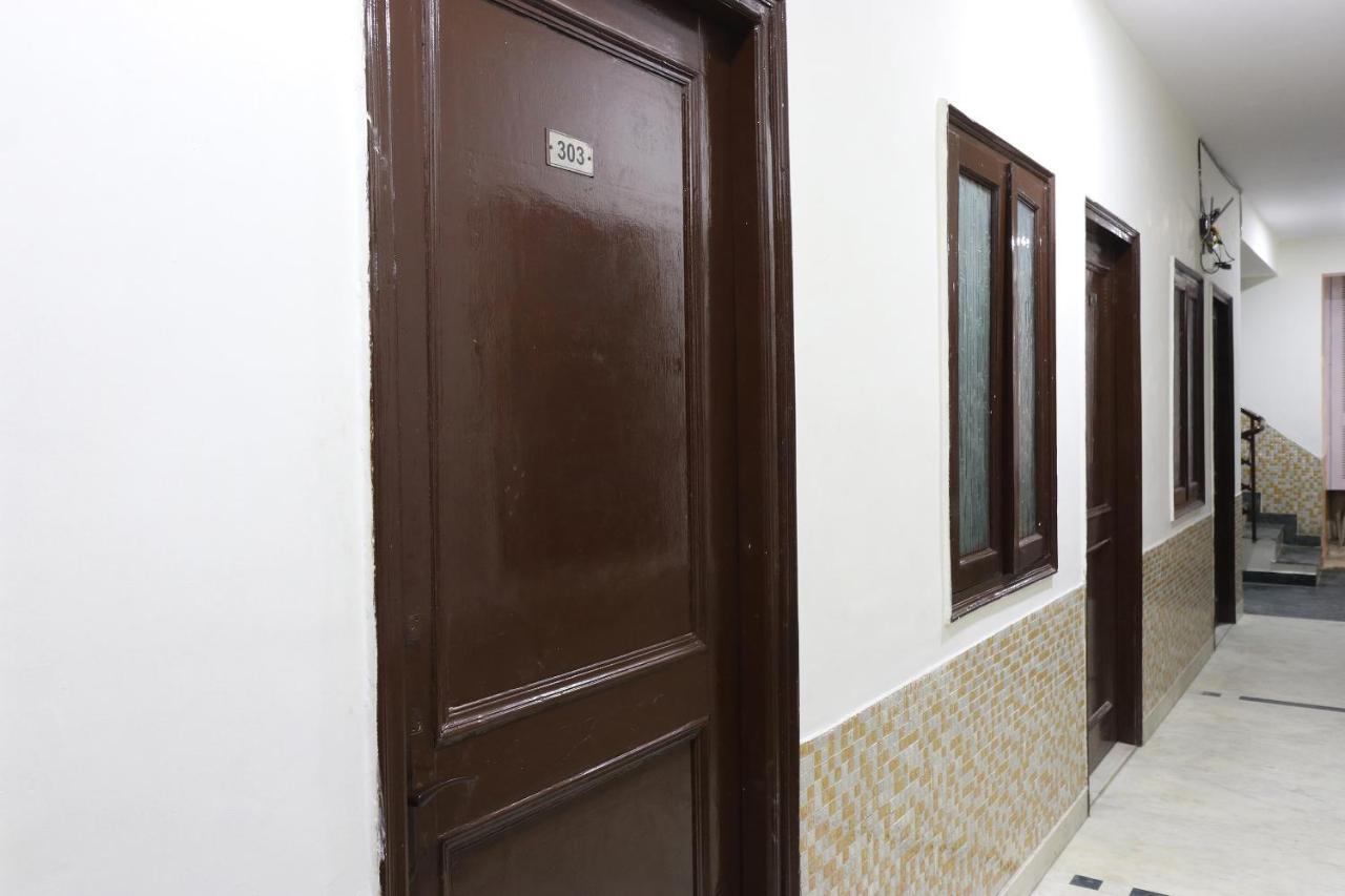 Hotel Oyo Diamond Near Lotus Temple 3*