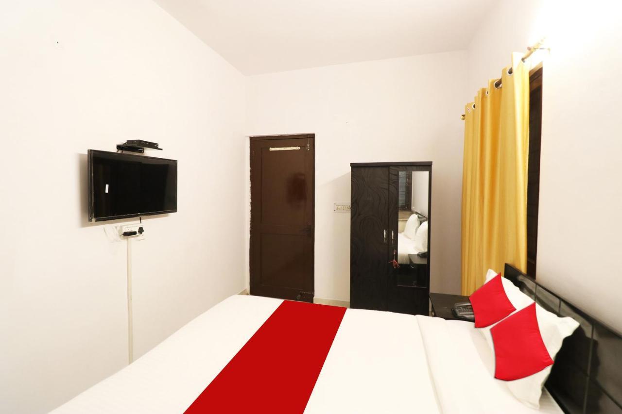 Hotel Oyo Diamond Near Lotus Temple 3*