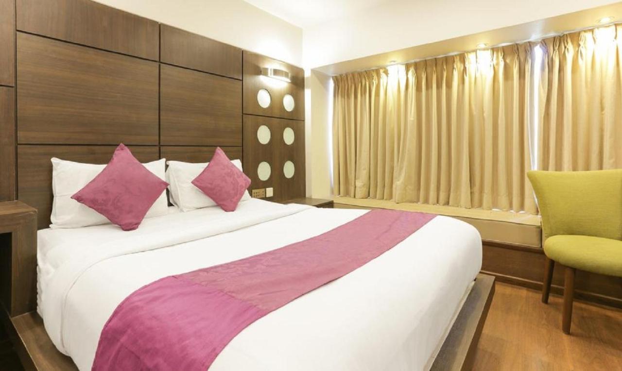 Airport Square Plaza Hotel 3*