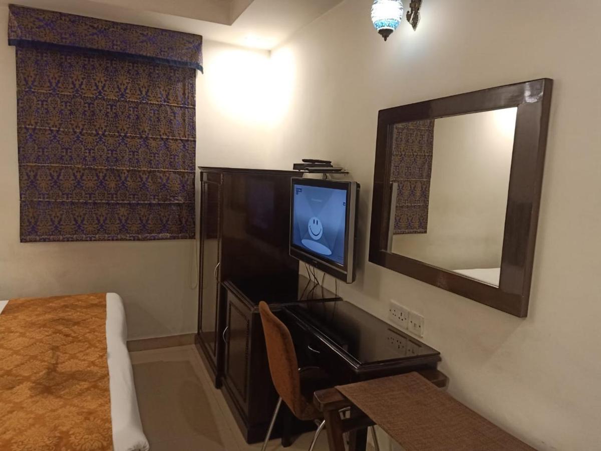 Clark Heights 3*