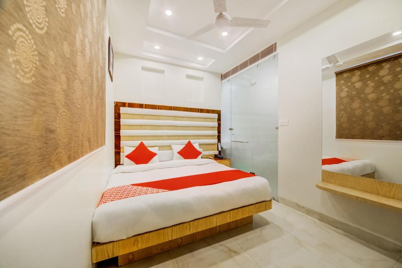 Vaccinated Staff- Oyo 35385 Signature Palace Hotel New Delhi